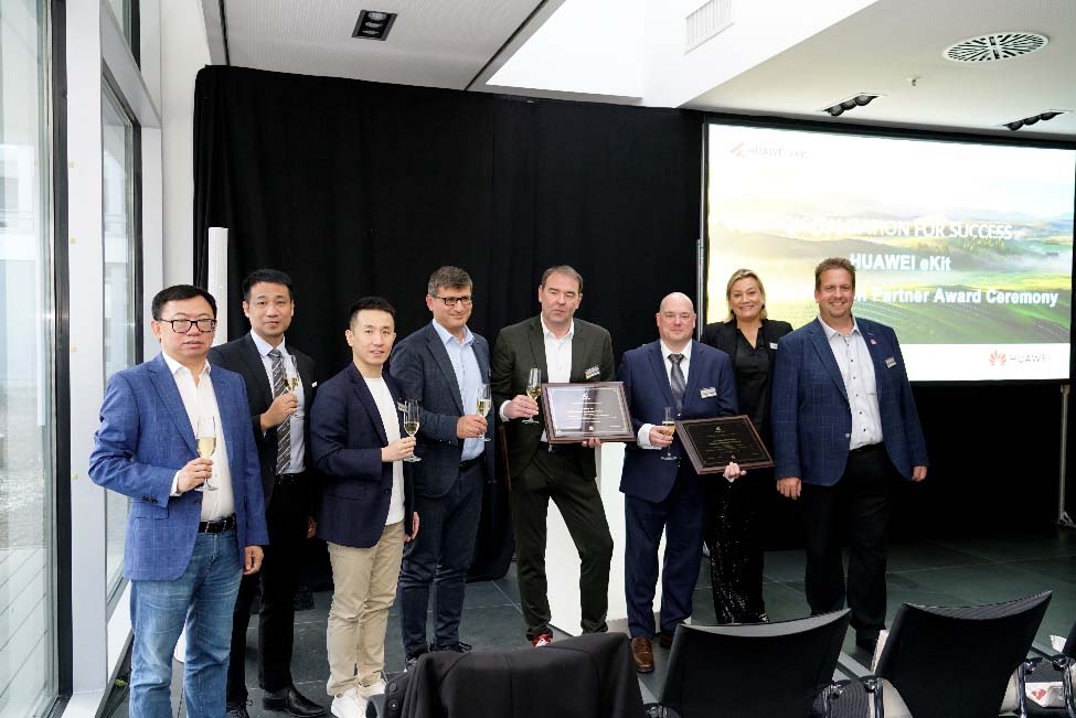 从左至右分别是:华为欧洲企业业务副总裁夏兴昌,华为德国企业业务总经理刘凯,华为德国代表处CEO周玮, Acondistec GmbH CEO Ümit Subas,KOMSA AG副总裁Mark Goldschimidt,ALSO Deutschland GmbH销售总监Stephan Krucken,华为德国企业业务渠道销售总监 Lynn Vollmert,德国企业业务网络解决方案总监Henning Czerny