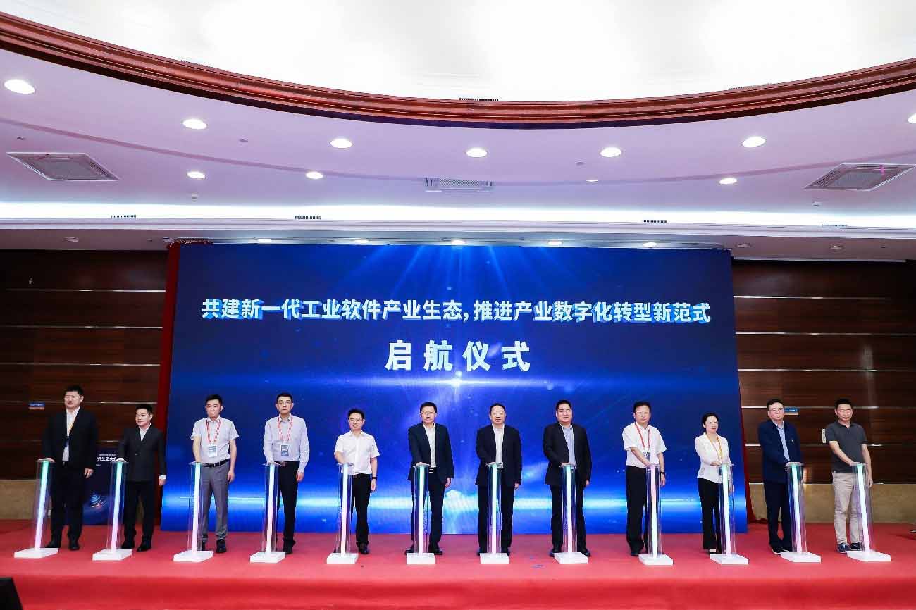 广东省工业和信息化厅党组成员、副厅长曲晓杰,华为公司高级副总裁、政务一网通军团CEO杨瑞凯携手政府及相关行业产业代表共同按下“共建新一代工业软件产业生态,推进产业数字化转型新范式”启航仪式键